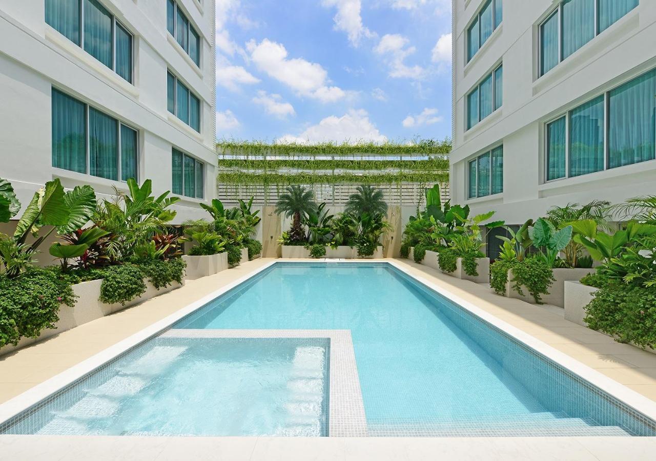 Отель Centre Point Sukhumvit 10 Бангкок Экстерьер фото